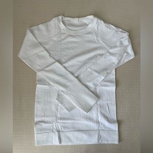 Lululemon white long sleeve top, size 4 small, sweater pattern,